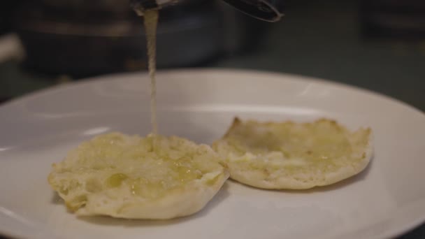 Varm Kokta Engelska Muffins Som Läckra Honung Kaskader Ner Skapa — Stockvideo