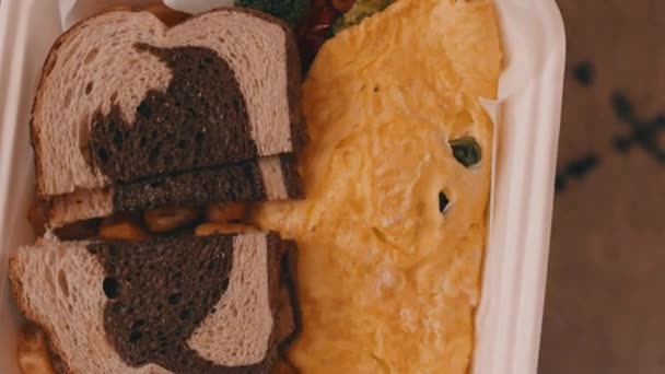 Vejce Omelet Homefries Žitný Toust Odkládací Krabici Dřevěném Stole — Stock video