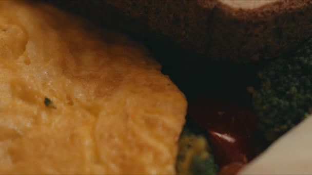 Festa Café Manhã Saborear Deliciosa Combinação Uma Omelete Batatas Fritas — Vídeo de Stock