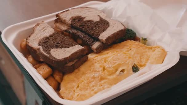 Omelete Ovo Homefries Rye Toast Uma Caixa Comida Uma Mesa — Vídeo de Stock