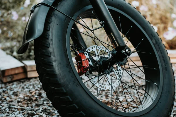 オフロードアドベンチャーの準備ができて汚れバイクタイヤの頑丈な質感と耐久性のあるグリップで近づく ストック画像
