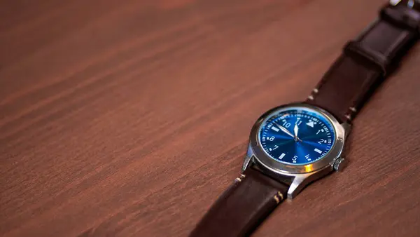 Relógio Elegante Com Uma Banda Couro Marrom Rosto Azul Impressionante — Fotografia de Stock