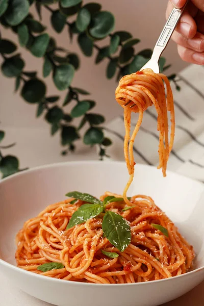 Frau Isst Pasta Mit Tomaten Und Basilikum — Stockfoto