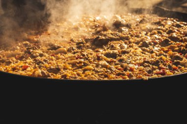 Paella odun üzerinde pişirilmiş, tipik İspanyol yemeği.