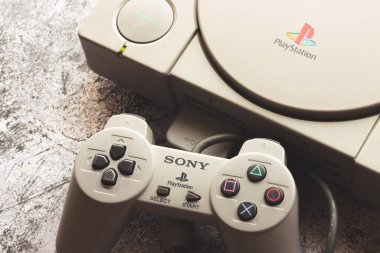 Barselona, Nisan 05, 2022 Eski PlayStation konsolu Sony Entertainment. İllüstrasyon, yazı işleri..