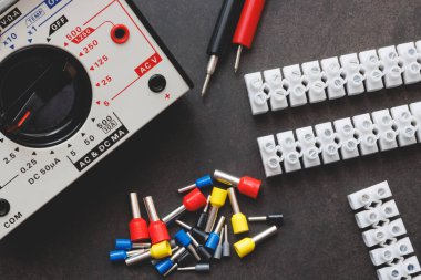 Birkaç tel Ferrule ve terminal blok teli ve siyah bir masanın üzerinde Multimetre kapat