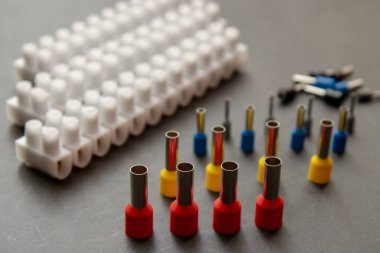 Birkaç kablo Ferrule ve uçbirim blok tel üzerinde siyah bir tablo üzerinde