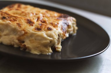 Geleneksel Katalan Noel yemeği gibi etli cannelloni tabağı