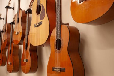 Bir müzik dersinden sonra duvarda asılı duran birkaç İspanyol gitarının yakın çekimi.