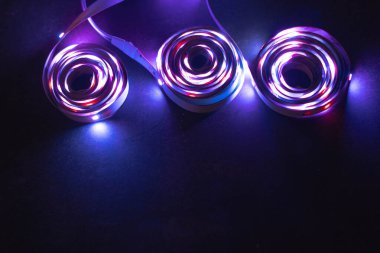 Bu büyüleyici görüntü, karanlık bir yüzeye karşı canlı LED spiralleri sergiliyor, dinamik bir görsel cazibe yaratan eşsiz desenleri ve renkleri vurguluyor.