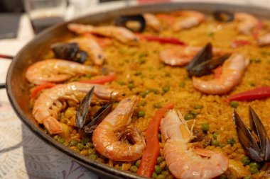 Karides, midye ve taze sebzelerin yer aldığı canlı bir deniz ürünleri paella 'sı, aşçılık sanatını ve sevdikleriyle lezzetli yemekler paylaşma sevincini gözler önüne seriyor..