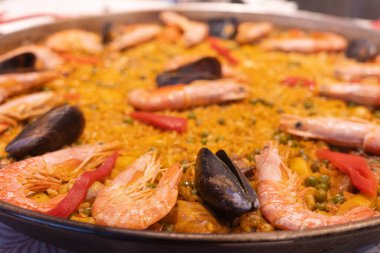 Karides, midye, pirinç ve sebzelerin yer aldığı lezzetli geleneksel İspanyol deniz ürünleri büyük bir tavada servis edilir. Canlı ve iştah açıcı bir Akdeniz yemeği gastronomi, kültür, seyahat ve festival yemekleriyle ilgili kavramlar için mükemmeldir..