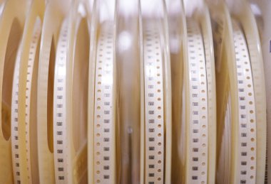 SMD rezistörleri ile görüntüyü kapatın. SMT yüzey montaj teknolojisinde kullanılır. Elektronik imalat, PCB montaj ve endüstriyel bileşenler kavramı