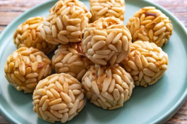 Panellet adı verilen radyoaktif badem ezmesi tatlısı. Azizler Günü için Katalonya 'dan tipik bir tatlı. Çam fıstığı tabağında servis ediliyor..