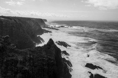 Dalgaların kayalara çarptığı kıyı fotoğrafı