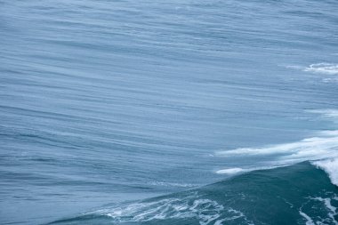 Kırık bir dalganın su dokusu