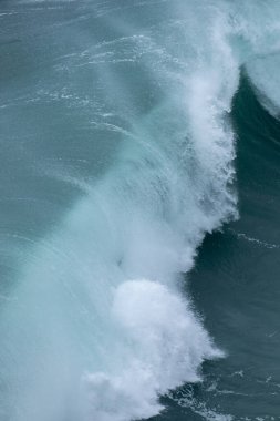 Dalgalar kıyıya yaklaşıyor.