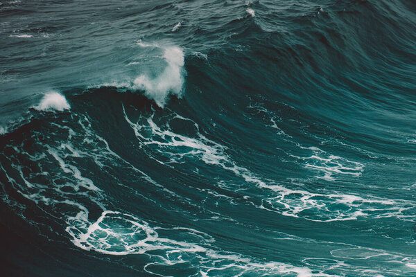 Большая волна с белой пеной