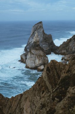 Portekiz sahillerinde büyük kaya oluşumu