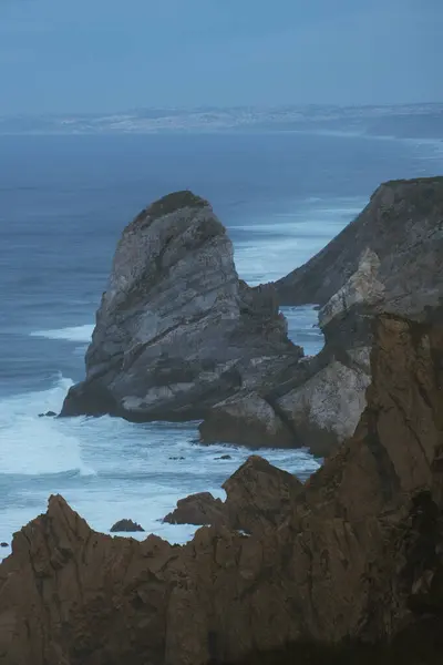 Bulutlu bir günde deniz manzarası