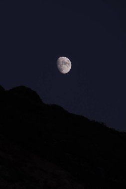 Gecenin bir yarısı hilal.