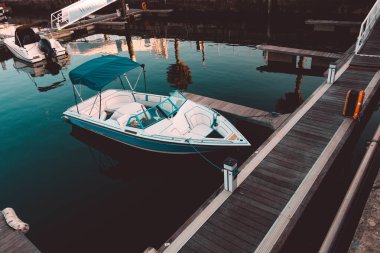 Yanaşma bölgesinde güzel bir tekne var.