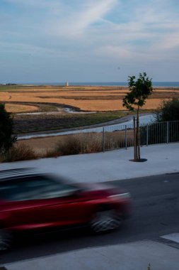 Yolda hızla giden bir araba.