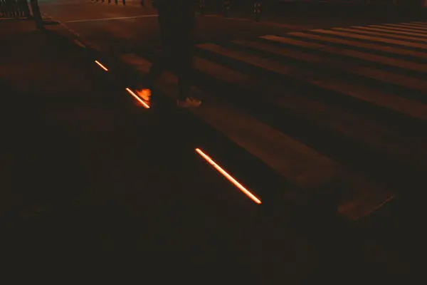 Gece kırmızı ışıklar yaya geçidi
