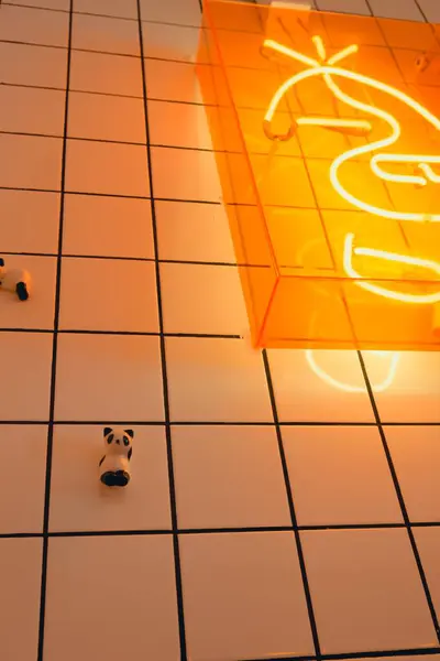 İçinde panda ve neon olan Japon duvarı.