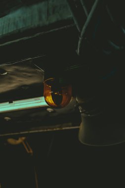 Bir gemide acil durum ışığı ve hoparlör.