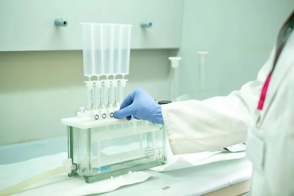 Kromatografi laboratuvarında katı bir çıkarma evresi oluşturuluyor.