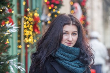 Genç bir kadın Noel tatilinde Avrupa 'yı gezer. Noel dekoru ve bir sürü ışık