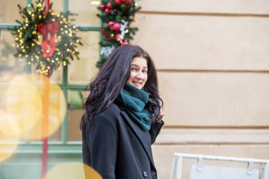 Genç bir kadın Noel tatilinde Avrupa 'yı gezer. Noel dekoru ve bir sürü ışık
