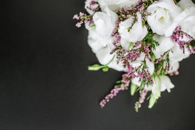 Lisianthus ve Heather 'lı güzel bir buket. Mesaj için yer. Özgeçmiş, hediye, tatil kavramı. Yatay