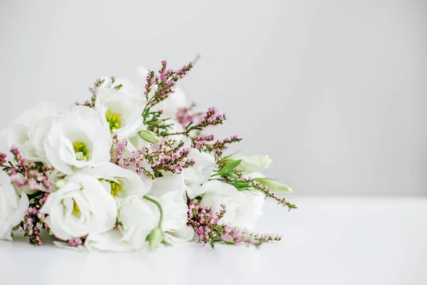 美丽的花束 配以荔枝和石南花 文字的位置 假期的概念 — 图库照片