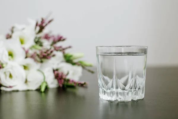 Egy Pohár Tiszta Víz Asztalon Virágok Mellett Italok Egészséges Életmód — Stock Fotó