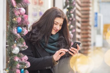 Şehirde cep telefonu olan güzel bir kadın.