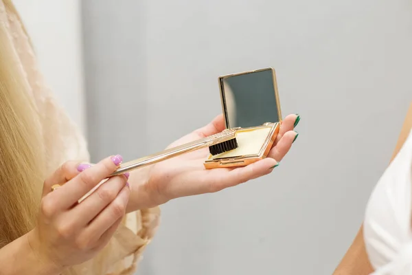 Mujer Aplicando Cepillo Maquillaje Sus Manos — Foto de Stock