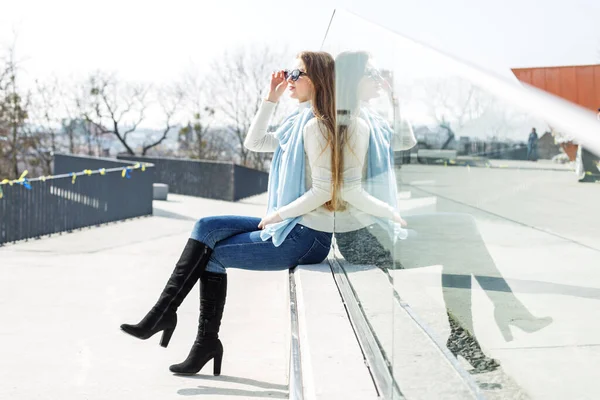 街の外に座っている若い魅力的な女性 — ストック写真