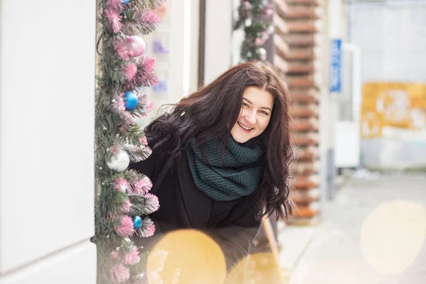 Hermosa Joven Con Decoraciones Navidad Calle — Foto de Stock