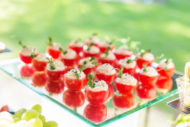 atıştırmalık ve aperatiflerle dolu büfe masası.