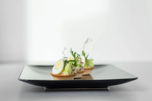 Sandwich Con Salmón Aguacate Huevo Escalfado —  Fotos de Stock
