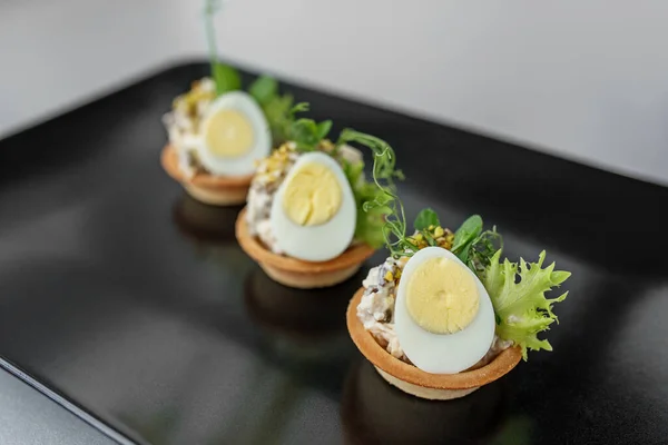 Exquisitos Aperitivos Del Chef Primer Plano Tartaleta Con Huevo Codorniz —  Fotos de Stock