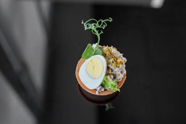 Şeften Nefis Mezeler Bıldırcın Yumurtalı Peynirli Tavuklu Mikroyeşillikli Tart Yemek — Stok fotoğraf