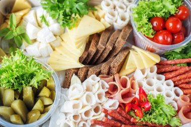 Tahta arka planda sebzeli ve peynirli makarna.