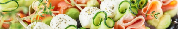 Deliziosi Antipasti Con Cetrioli Freschi Carne Prosciutto Formaggio Feta Olive — Foto Stock