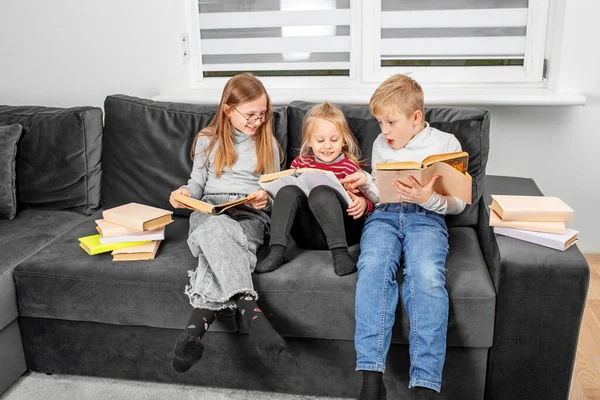 Çocuklar iç kanepede oturuyor.