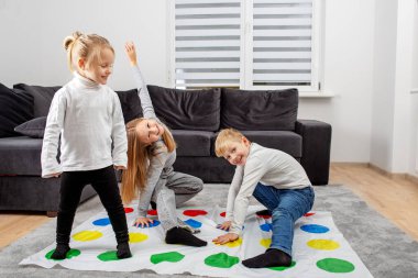 Küçük kızı olan mutlu bir aile.