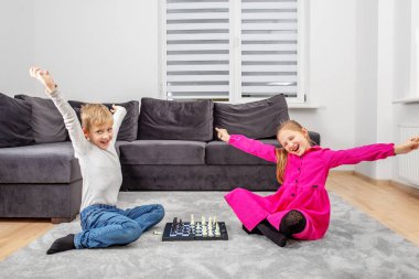 Çocuklar satranç oynar. Aile kavramı, hobi ve eğlence.. 