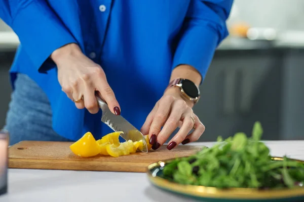 Vue Recadrée Planche Découper Masculine Chef Avec Couteau Poivre — Photo